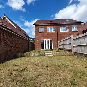 Tranquil Oasis: Modern 4-bedroom Retreat With Gardens Holiday home