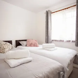 Cozy 3-bedroom In Luton Holiday home