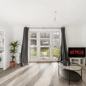 Cozy Luton Town Centre Retreat Apartment