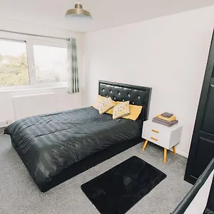 Luxe Luton: 2-bed Near Airport & Hospital Apartment