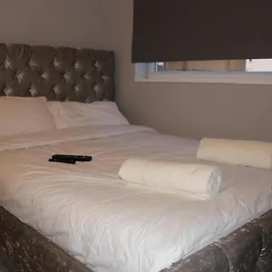 High-end Central Luton Studio - Ideal For Airport! Apartment